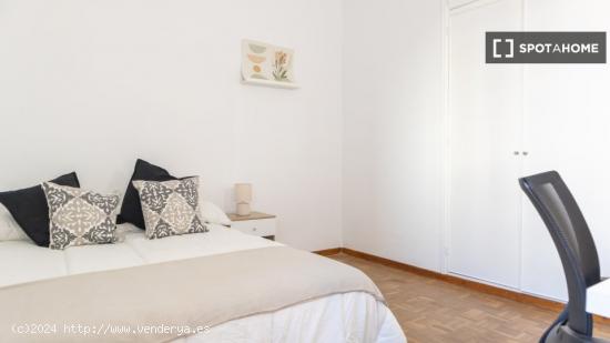 Se alquilan habitaciones en apartamento de 6 dormitorios en Madrid - MADRID