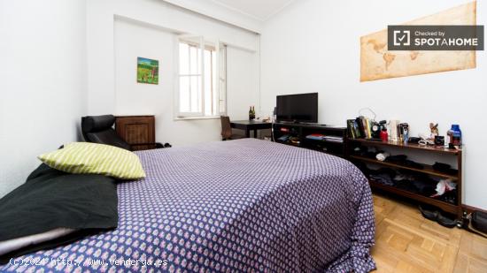 Habitación grande con escritorio en apartamento de 5 dormitorios, Salamanca. - MADRID