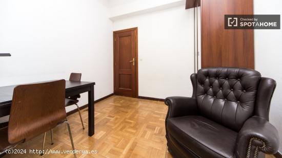 Habitación acogedora con escritorio en un apartamento de 5 dormitorios, Salamanca - MADRID