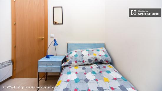 Cómoda habitación con escritorio en un apartamento de 3 dormitorios, Chamberí - MADRID