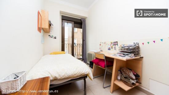 Habitación grande con balcón en un apartamento de 3 dormitorios, Chamberí - MADRID