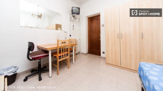 Habitación luminosa con llave independiente en el apartamento de 4 dormitorios, Argüelles - MADRID