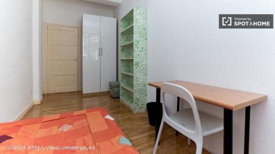 Habitación amueblada con ventana con vistas a la calle en piso compartido, Puerta del Sol - MADRID