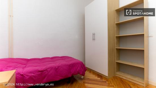 Habitación amueblada con ventana con vistas al patio interior en un piso compartido, Puerta del Sol