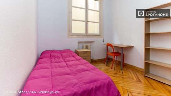 Espaciosa habitación con escritorio en piso compartido, Puerta del Sol - MADRID