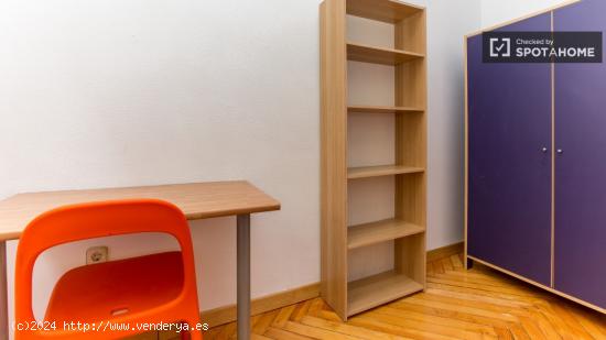 Espaciosa habitación con escritorio en piso compartido, Puerta del Sol - MADRID