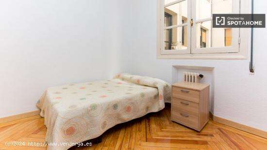 Habitación enorme con ventana con vistas a un patio interior en piso compartido, Puerta del Sol - M