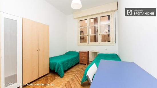 Enorme habitación con ventana con vista a la calle en piso compartido, Puerta del Sol - MADRID