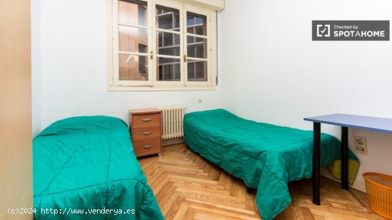 Enorme habitación con ventana con vista a la calle en piso compartido, Puerta del Sol - MADRID