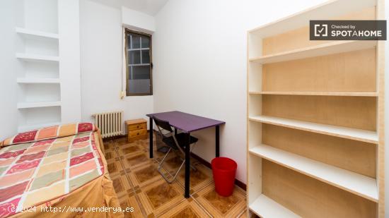 Gran habitación con escritorio en piso compartido, Puerta del Sol - MADRID