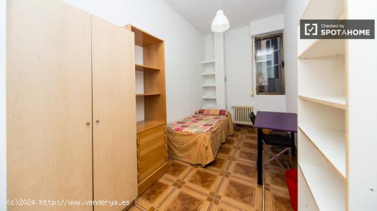 Gran habitación con escritorio en piso compartido, Puerta del Sol - MADRID