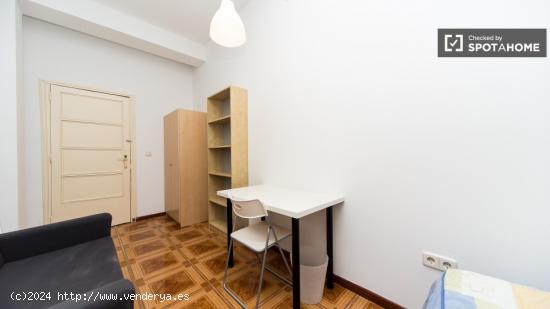 Amplia habitación con ventana con vista a la calle en piso compartido, Puerta del Sol - MADRID