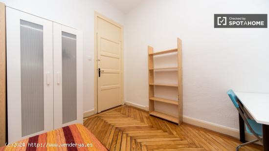 Amplia habitación con armario independiente en piso compartido, Puerta del Sol - MADRID