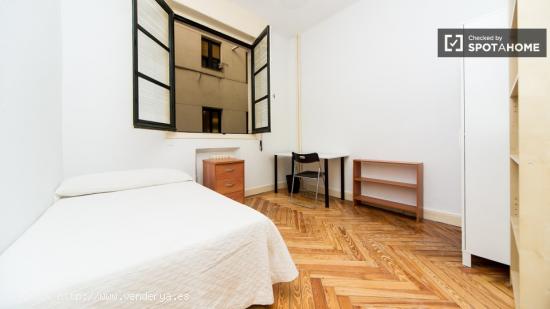 Amplia habitación con escritorio en el departamento compartido, Puerta del Sol - MADRID