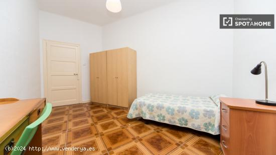 Gran habitación con armario independiente en piso compartido, Puerta del Sol - MADRID