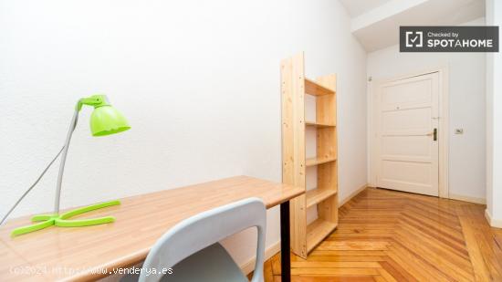 Habitación amueblada con escritorio en un apartamento de 9 habitaciones, Malasaña - MADRID