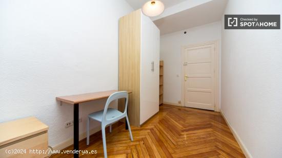 Habitación equipada con escritorio en un apartamento de 9 habitaciones, Malasaña - MADRID