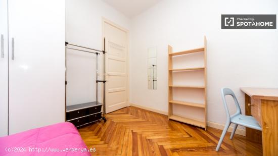 Habitación equipada con armario independiente en un apartamento de 9 dormitorios, Malasaña - MADRI