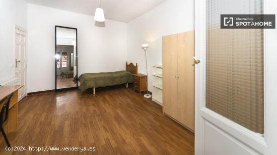 Amplia habitación con escritorio en apartamento de 9 habitaciones, Malasaña - Sólo mujeres - MADR