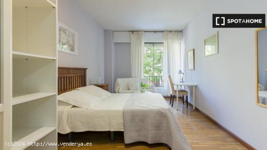 Amplia habitación con armario empotrado en un apartamento de 6 dormitorios, Salamanca - MADRID