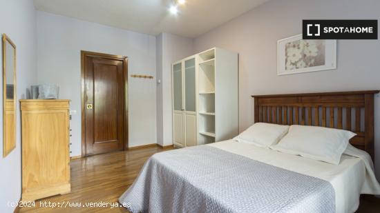 Amplia habitación con armario empotrado en un apartamento de 6 dormitorios, Salamanca - MADRID