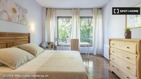 Gran habitación con escritorio en un apartamento de 6 dormitorios, Salamanca - MADRID