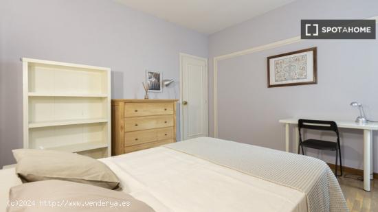 Gran habitación con calefacción en apartamento de 6 dormitorios, Salamanca - MADRID