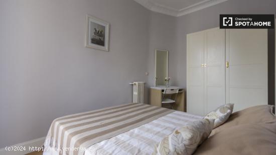 Hermosa habitación con calefacción en apartamento de 5 dormitorios, Salamanca - MADRID