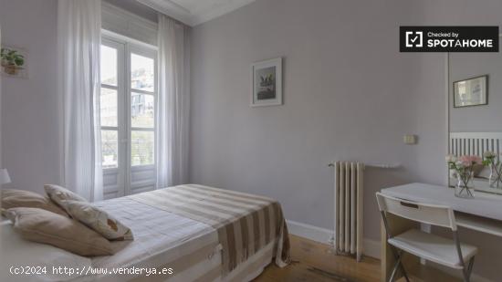 Hermosa habitación con calefacción en apartamento de 5 dormitorios, Salamanca - MADRID