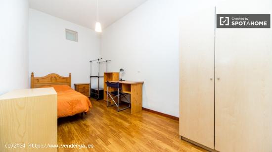 Enorme habitación con escritorio en piso de 9 habitaciones, Malasaña - Sólo mujeres - MADRID