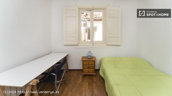 Enorme habitación con amplio trastero en piso de 9 habitaciones, Malasaña - Sólo mujeres - MADRID