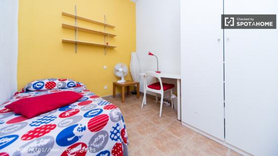 Salón acogedor con estantería en piso de 8 habitaciones, Lavapiés- Mujeres - MADRID