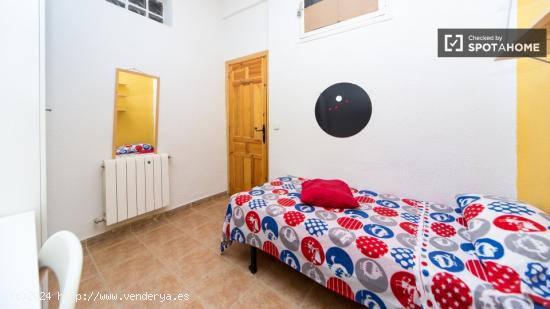 Salón acogedor con estantería en piso de 8 habitaciones, Lavapiés- Mujeres - MADRID