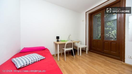 Se alquila habitación con llave independiente en piso de 8 habitaciones, Lavapiés - Mujeres - MADR