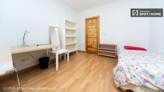 Encuentra una habitación con armario independiente en apartamento de 8 habitaciones, Lavapiés - Mu