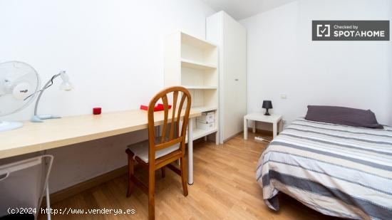 Cool room con escritorio en piso de 8 habitaciones, Lavapiés - Mujeres - MADRID