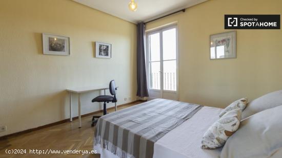 Encantadora habitación con balcón compartido en apartamento de 5 dormitorios, Salamanca. - MADRID