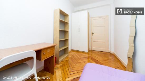 Amplia habitación con armario independiente en el piso compartido, Chueca - MADRID