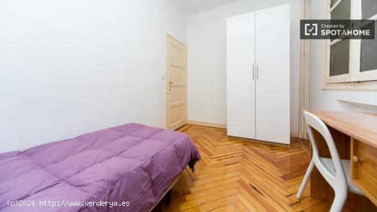 Amplia habitación con calefacción en piso compartido, Chueca - MADRID