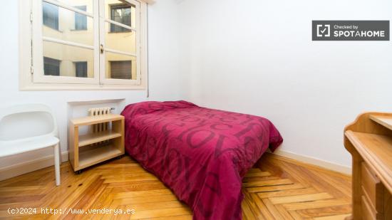 Amplia habitación con cómoda en piso compartido, Chueca - MADRID