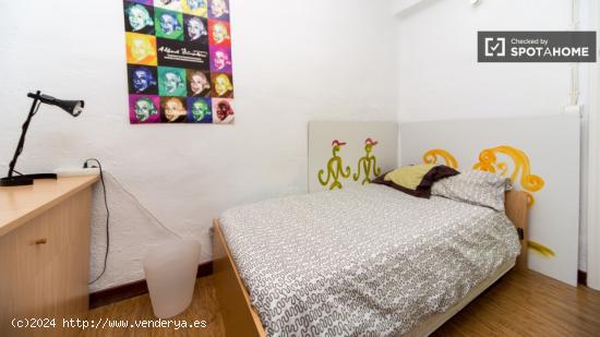 Buena habitación con cómoda en un apartamento de 6 habitaciones, Latina - MADRID