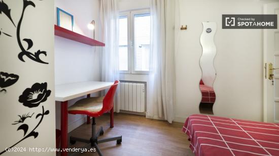 Relajante habitación con escritorio en piso compartido, Embajadores - MADRID