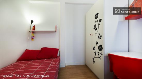 Relajante habitación con escritorio en piso compartido, Embajadores - MADRID