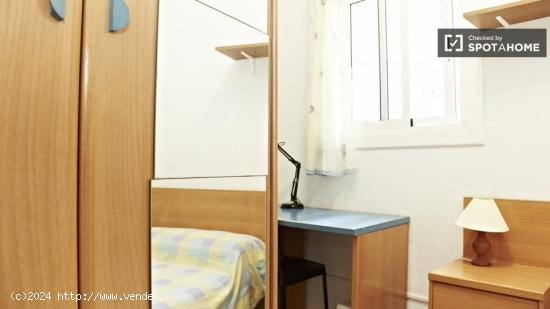 Habitación amueblada con calefacción en un apartamento de 5 dormitorios, Eixample - BARCELONA