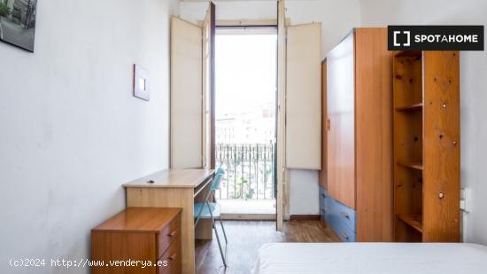 Habitación privada con balcón en piso compartido, Eixample - BARCELONA