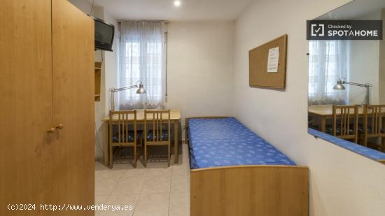 Gran habitación con llave independiente en piso compartido, Malasaña - MADRID