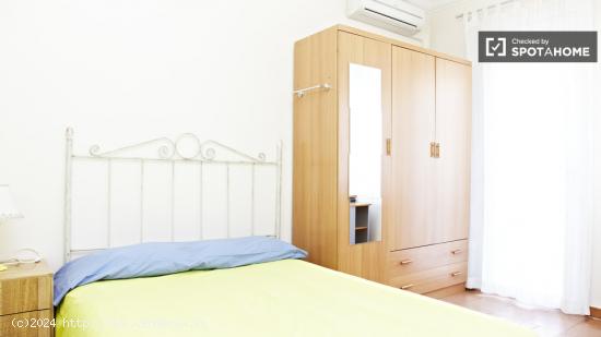 Habitación privada con calefacción en apartamento de 4 dormitorios, Sants-Montjuic - BARCELONA