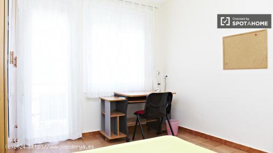 Habitación privada con calefacción en apartamento de 4 dormitorios, Sants-Montjuic - BARCELONA