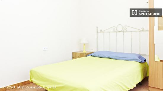 Habitación privada con calefacción en apartamento de 4 dormitorios, Sants-Montjuic - BARCELONA