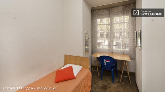 Acogedora habitación con ventana con vista a la calle en piso compartido, Malasaña - MADRID